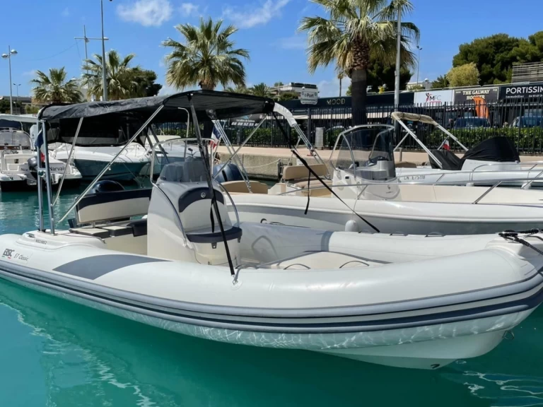 Pronajmout Polotuhá loď se skipperem či ne Bsc v Cogolin