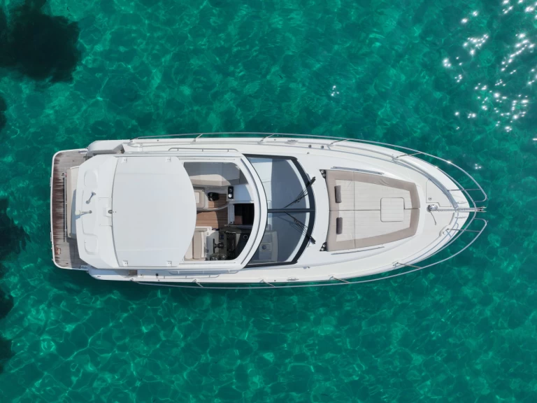 Jeanneau Leader 36 jednotlivci a charterové společnosti v Ibiza Town