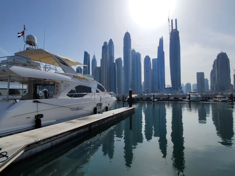 Pronájem lodi Dubai Marina lákavé ceny Refit 2023