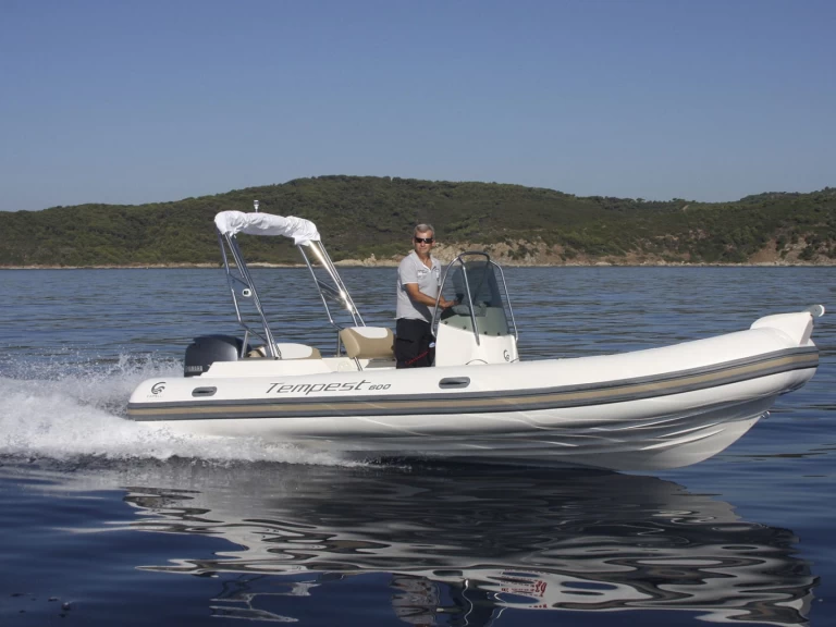 Pronájem Polotuhá loď v Port de Fort-de-France -Capelli Tempest 625 Easy