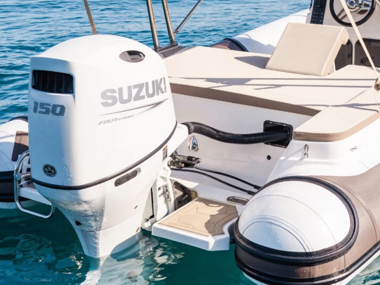 Polotuhá loď k pronájmu v Torre Canne za nejlepší cenu