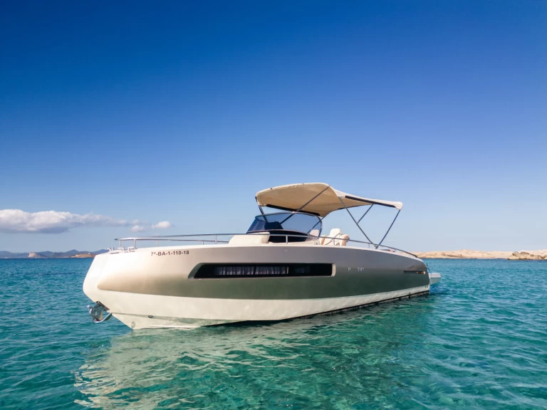 Pronájem Motorová loď Invictus  s licencí