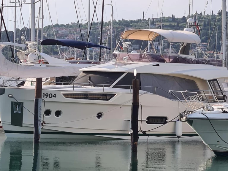 Pronajmout si Greenline Yachts Greenline 48 Fly v Portorož