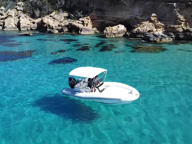 Pronájem Polotuhá loď Zodiac s licencí