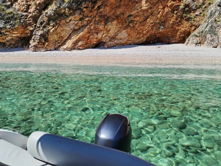 Motorová loď k pronájmu v Vrbnik za nejlepší cenu