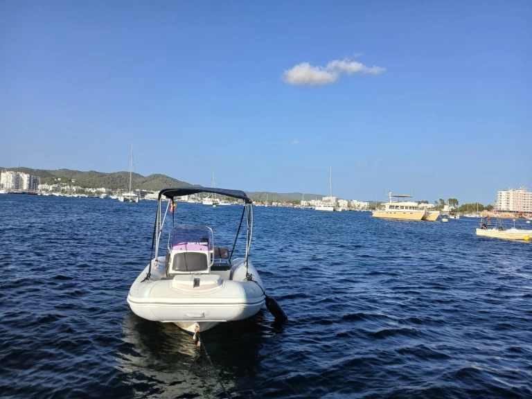 Polotuhá loď k pronájmu v Sant Antoni de Portmany za nejlepší cenu