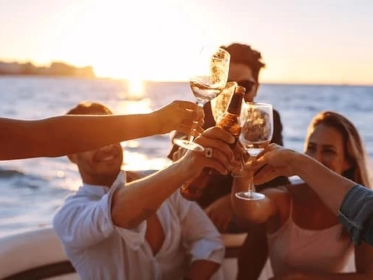 Motorová loď k pronájmu v Puerto Deportivo de Marbella za nejlepší cenu