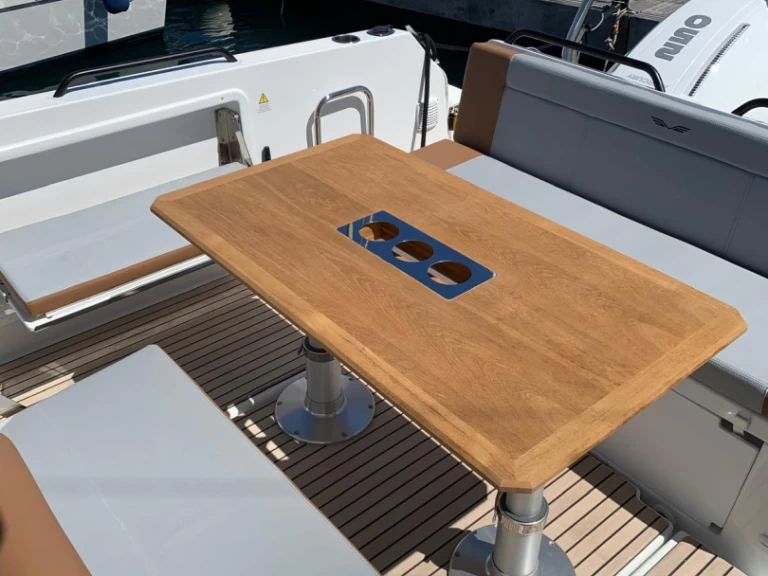 Pronájem Motorová loď Bénéteau s licencí