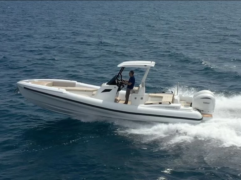 Pronajmout Polotuhá loď se skipperem či ne SuperRib v Podstrana