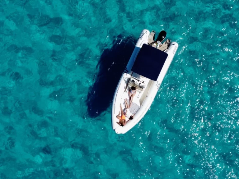 Polotuhá loď k pronájmu v Hvar  za nejlepší cenu