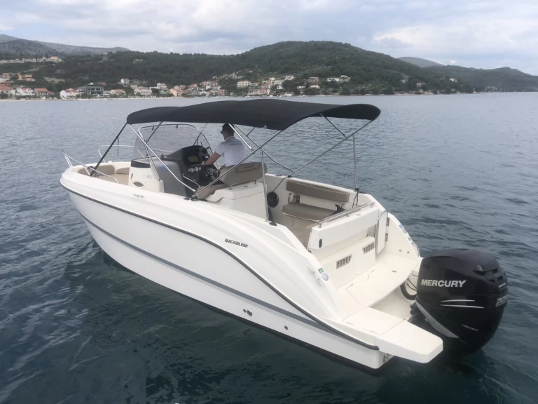 Pronajmout Motorová loď se skipperem či ne Quicksilver v Trogir