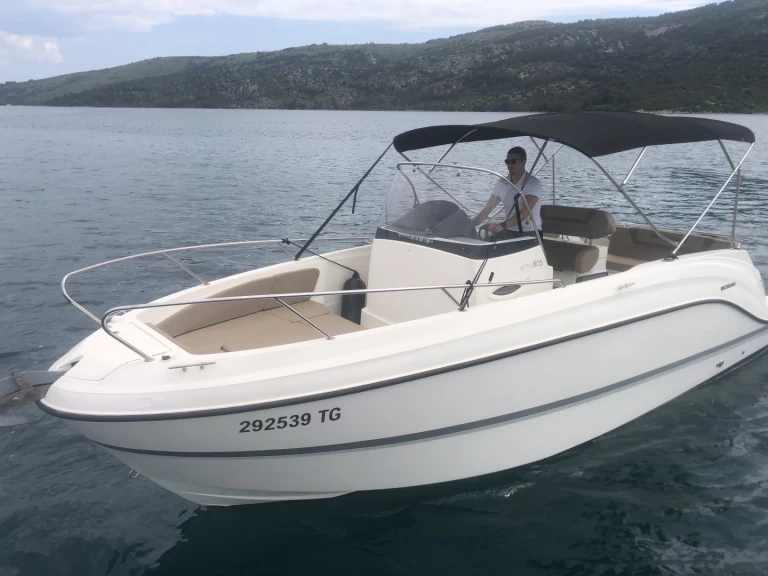 Pronájem Motorová loď Quicksilver s licencí