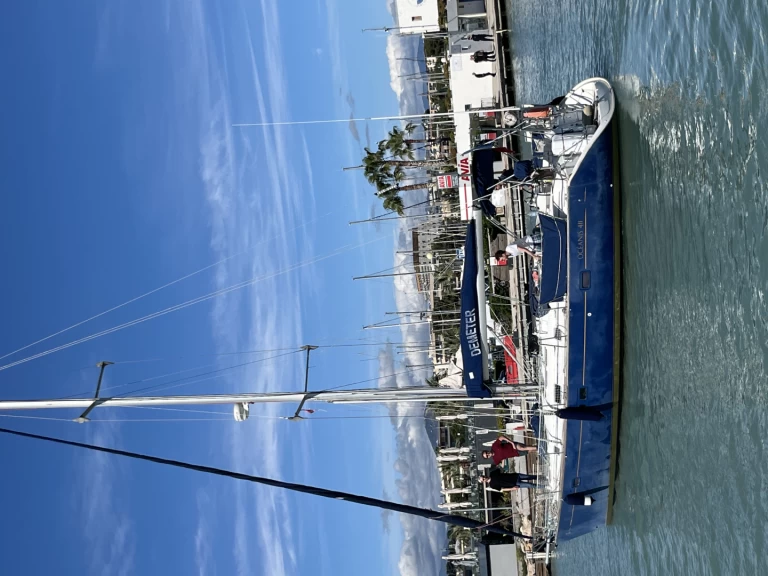 Pronajmout Plachetnice se skipperem či ne Bénéteau v Saint-Laurent-du-Var