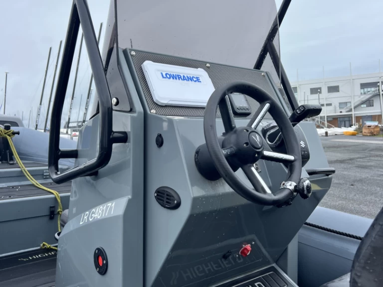 Polotuhá loď k pronájmu v La Rochelle za nejlepší cenu