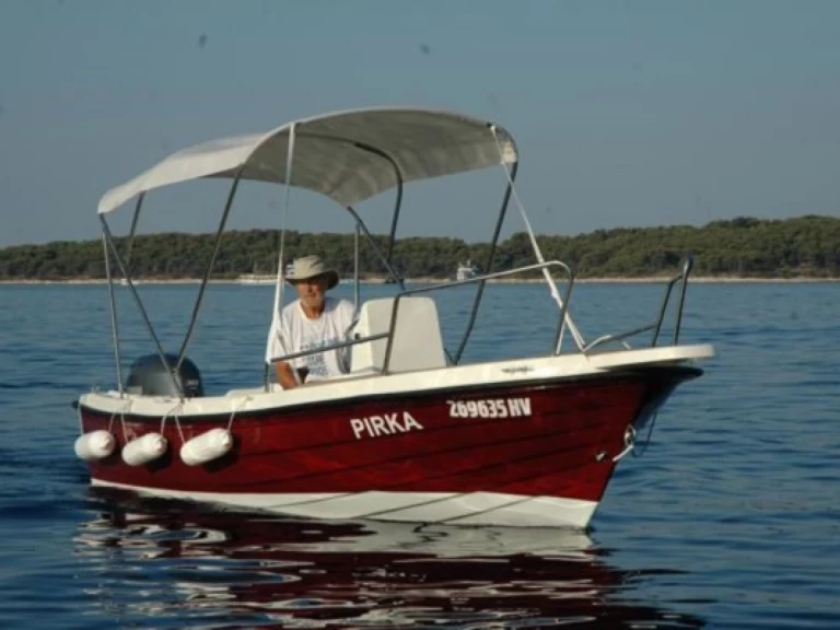 Pronajmout si Nautica 500 v Hvar 