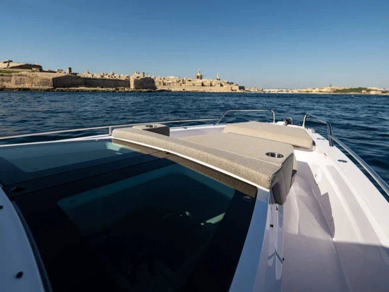 Pronajmout Motorová loď se skipperem či ne Axopar v Il-Furjana