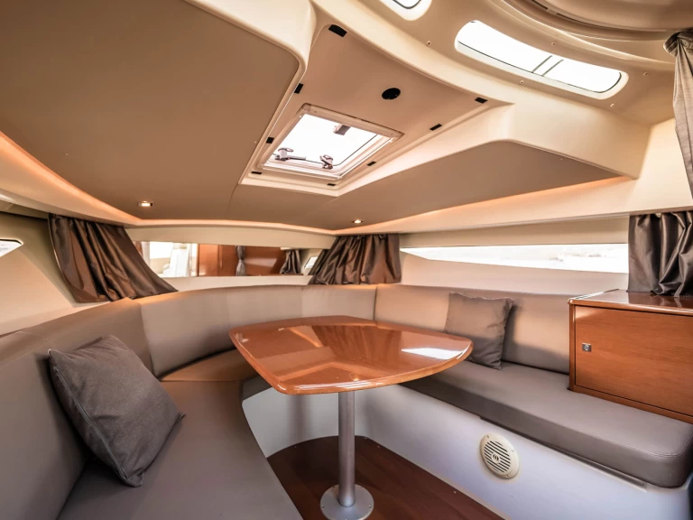 Pronajmout Motorová loď se skipperem či ne Jeanneau v Madeira Islands