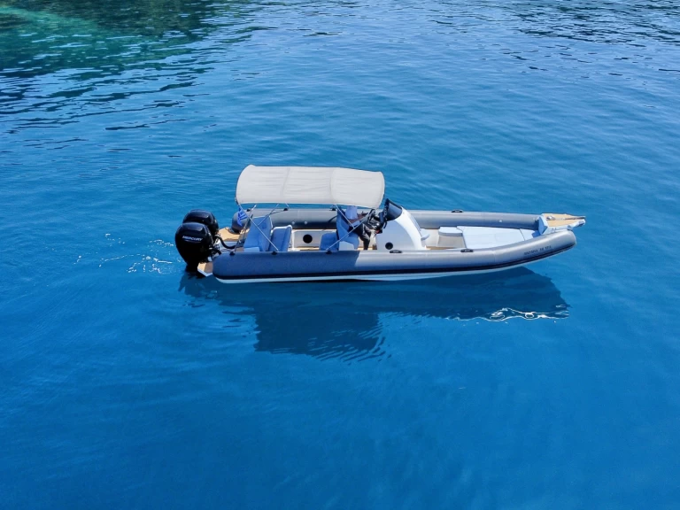 Polotuhá loď k pronájmu v Korfu za nejlepší cenu