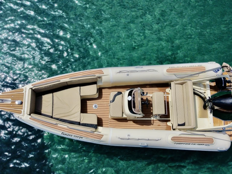 Pronajmout Polotuhá loď se skipperem či ne Boss v Korfu