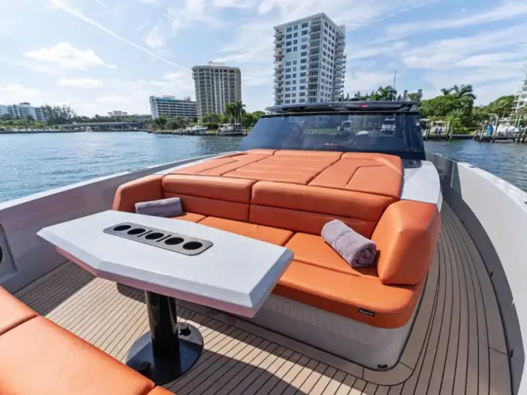 Vanquish 58 T-Top Eleven jednotlivci a charterové společnosti v Port Cogolin