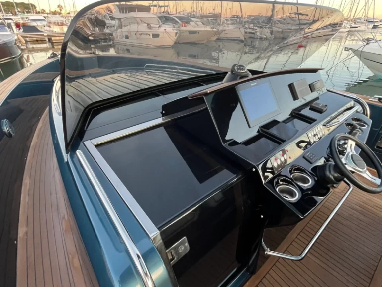 Pardo 43 Blue Bird jednotlivci a charterové společnosti v Golfe-Juan