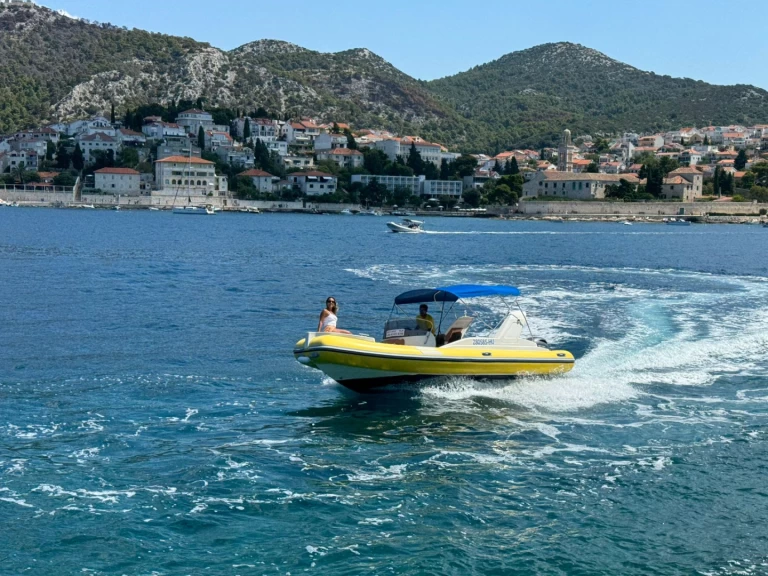 Pronajmout si Solemar Aquamax F23 v Hvar 