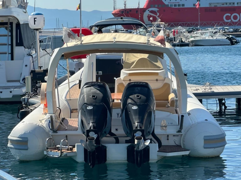 Pronájem Polotuhá loď Nuova Jolly s licencí