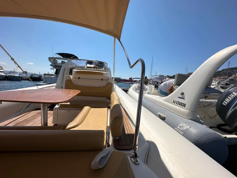 Polotuhá loď k pronájmu v San Felice Circeo za nejlepší cenu