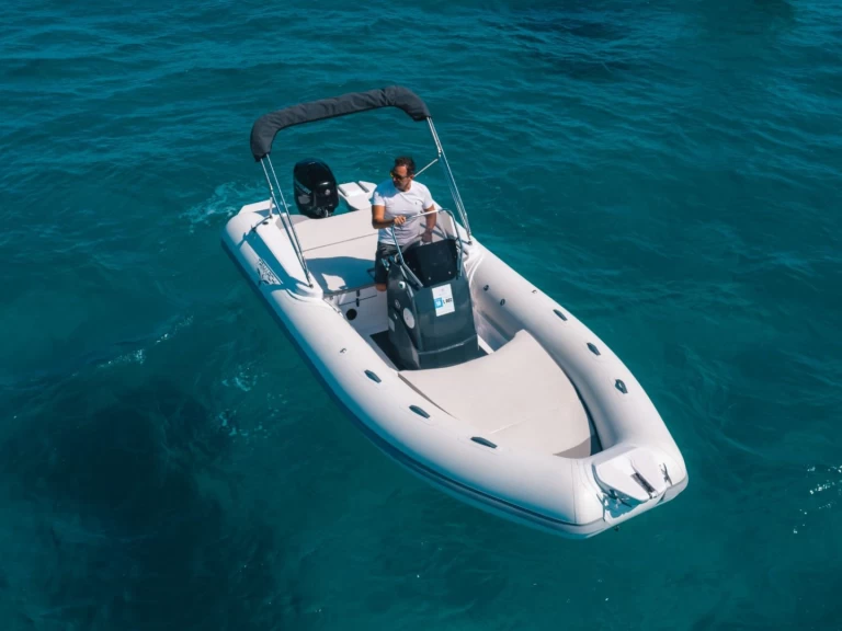 Pronájem Polotuhá loď v Palermo -Trimarchi 58