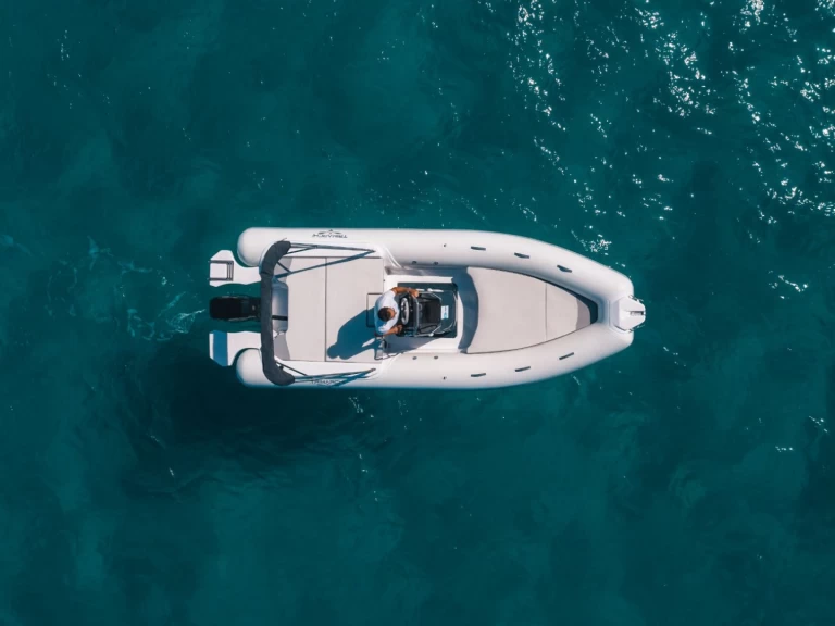 Pronájem Polotuhá loď Trimarchi s licencí