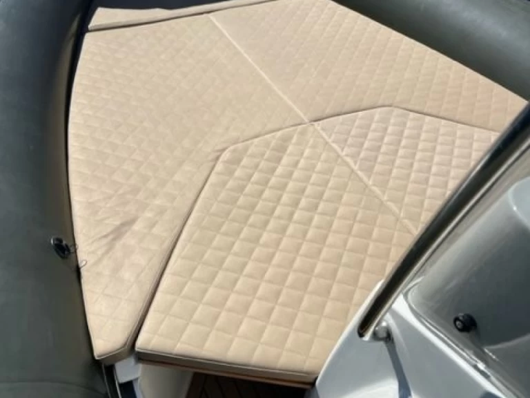 Pronajmout Polotuhá loď se skipperem či ne Capelli v Port Grimaud