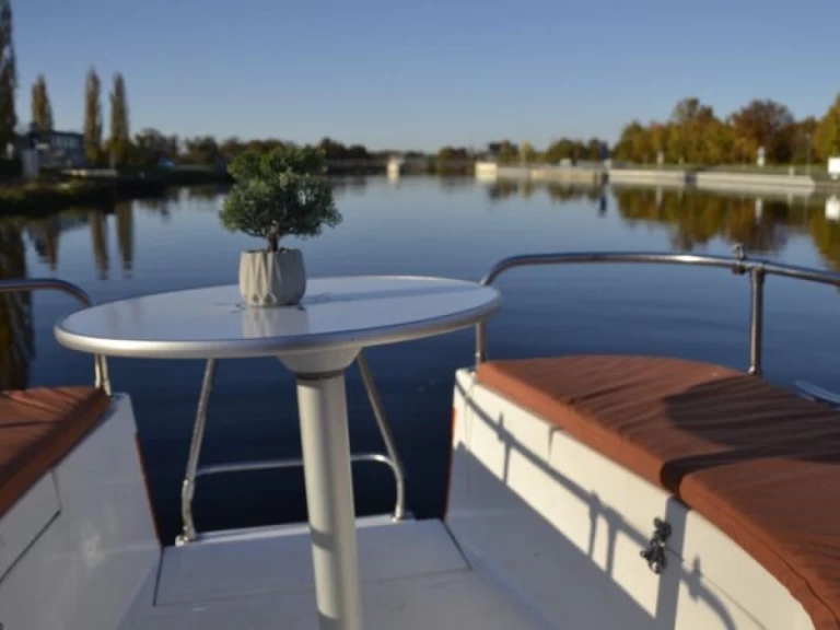 Pronájem lodi České Vrbné lákavé ceny Voyager 860