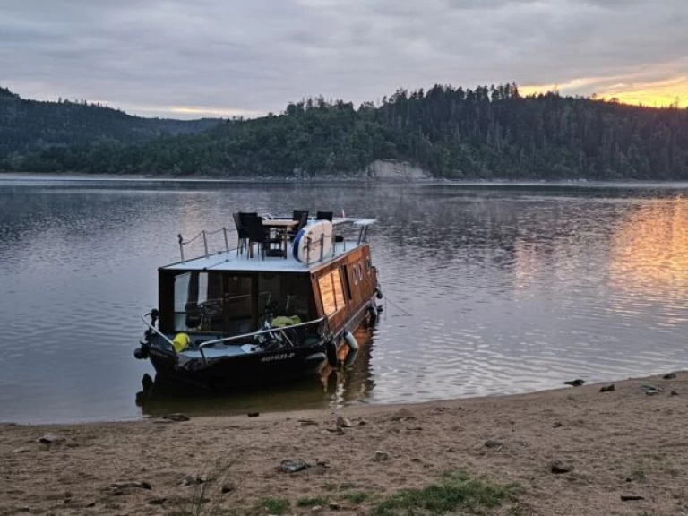 Pronajmout Motorová loď se skipperem či ne Traweller v České Vrbné