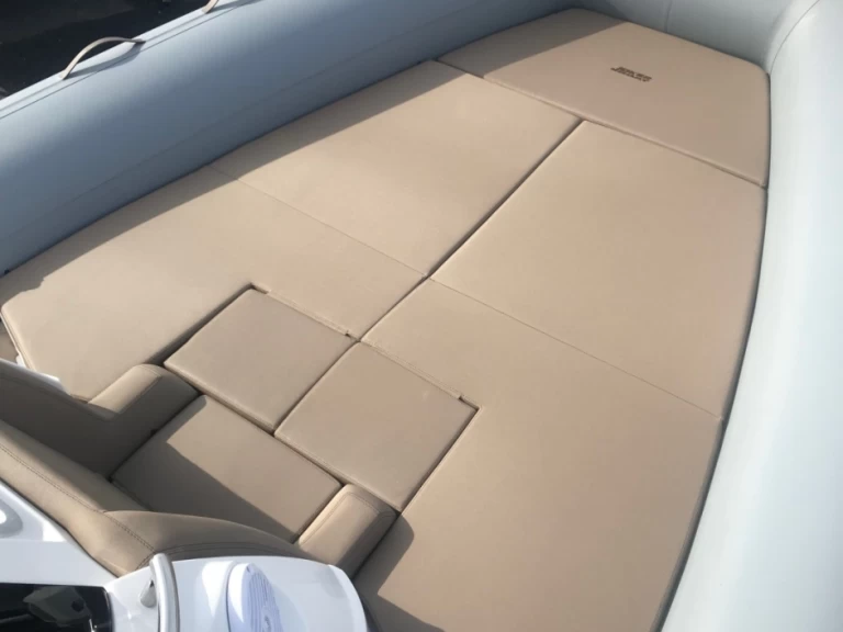 Polotuhá loď k pronájmu v Port du Lavandou za nejlepší cenu