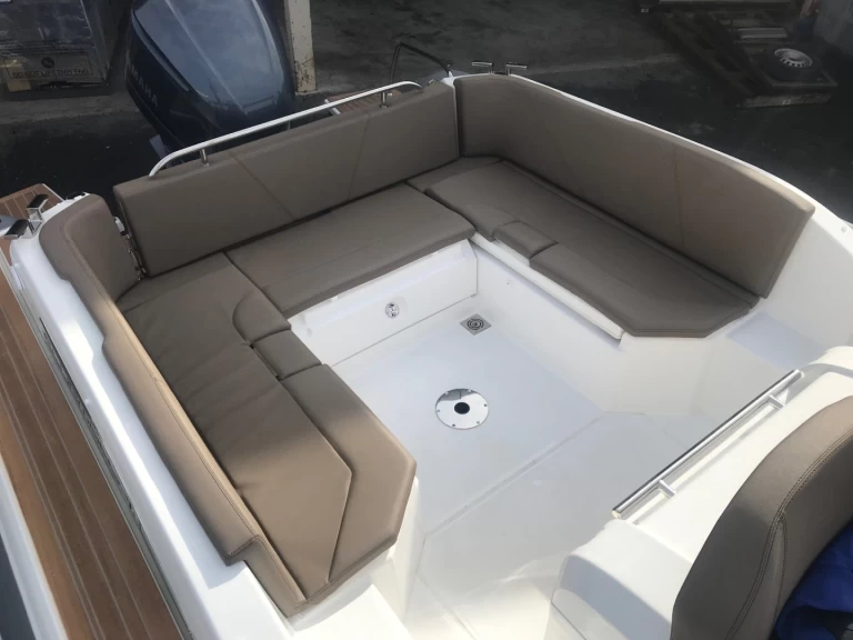 Joker Boat Clubman 28 jednotlivci a charterové společnosti v Port du Lavandou