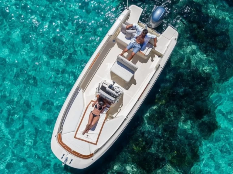 Pronajmout si Invictus  Invictus 190 FX v Port du Lavandou