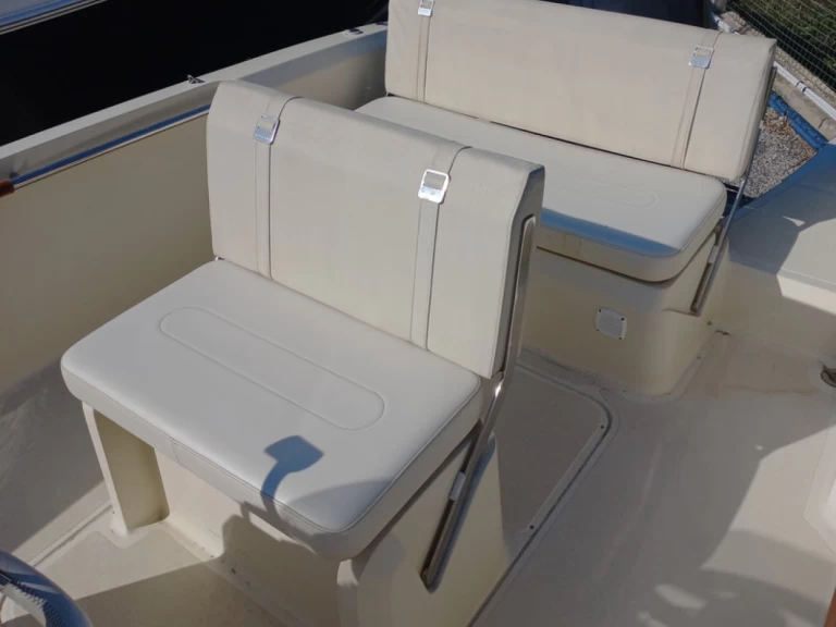 Motorová loď k pronájmu v Port du Lavandou za nejlepší cenu