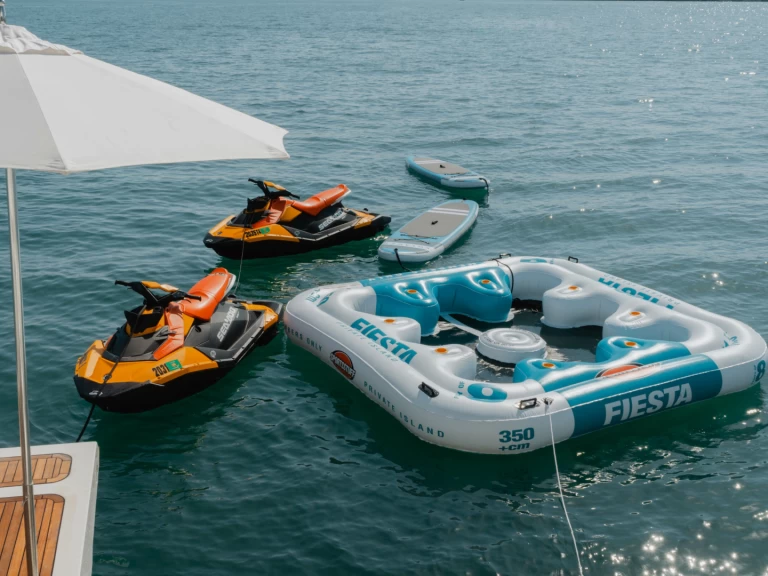 Pronájem jachty v Miami -Ferretti Custom Line na Samboatu