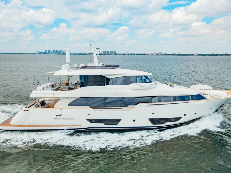 Pronajmout si Ferretti Custom Line v Miami