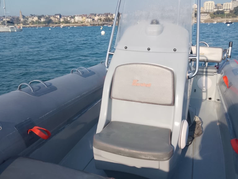 Marshall M4 jednotlivci a charterové společnosti v Dinard