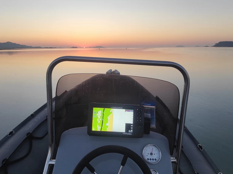 Polotuhá loď k pronájmu v Paimpol za nejlepší cenu