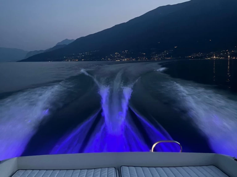 Pronajmout Motorová loď se skipperem či ne Airon v Colico