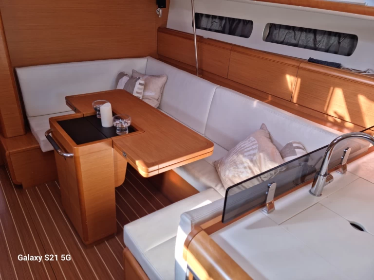 Plachetnice k pronájmu v Milna za nejlepší cenu