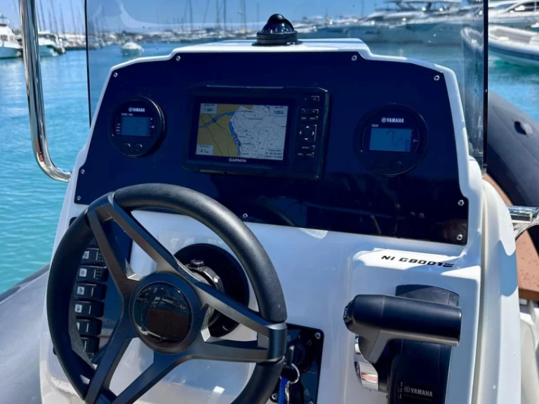 Pronajmout Polotuhá loď se skipperem či ne Bsc v Nice