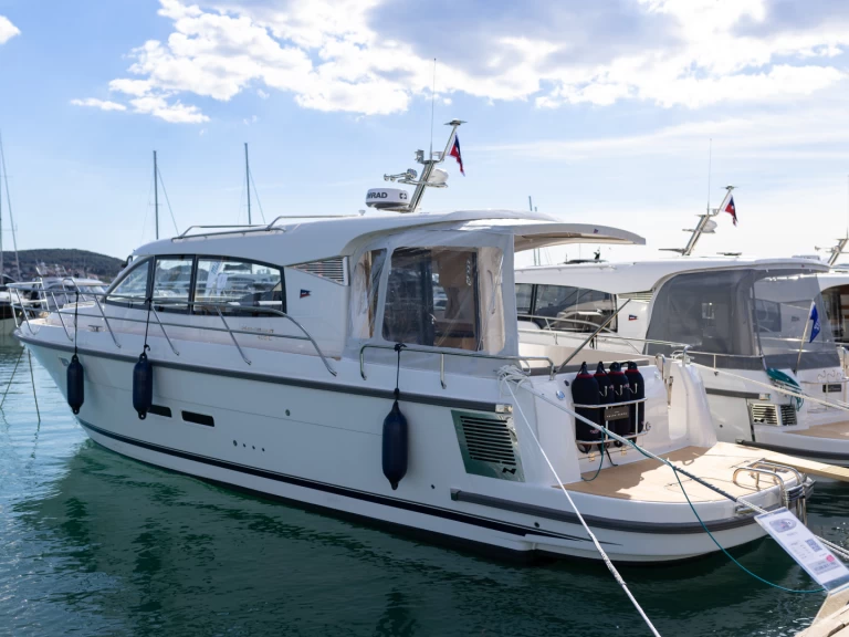 Motorová loď k pronájmu v Split za nejlepší cenu