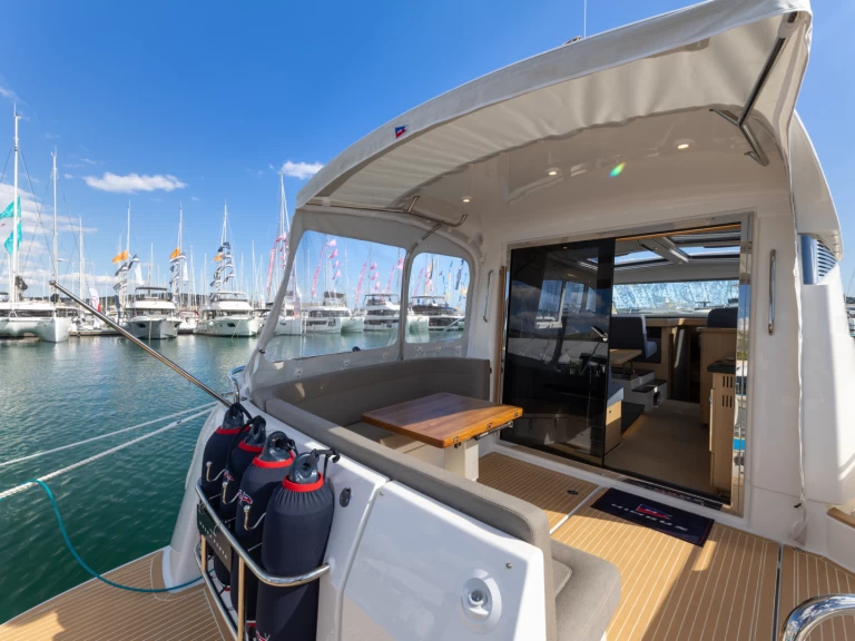 Nimbus Nimbus 405 Coupé jednotlivci a charterové společnosti v Split