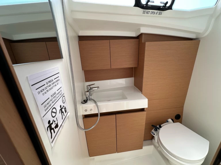 Pronajmout si Jeanneau Sun Odyssey 380 v Nettuno