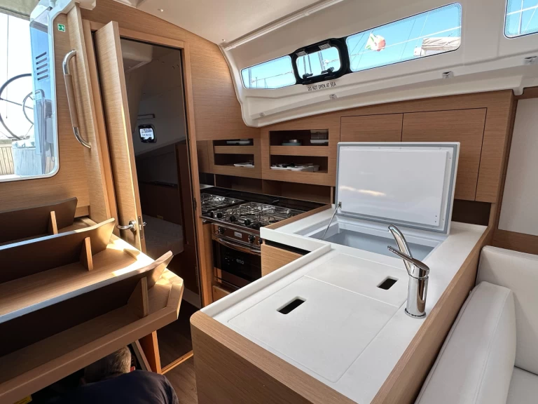 Pronajmout Plachetnice se skipperem či ne Jeanneau v Nettuno