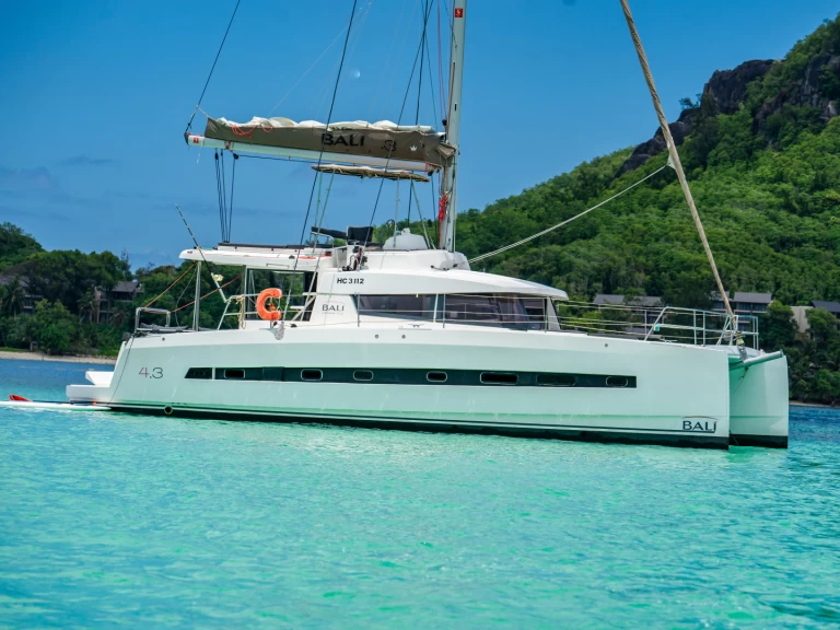 Pronájem lodi Bali Bali 4.3 v Eden Island na Samboatu