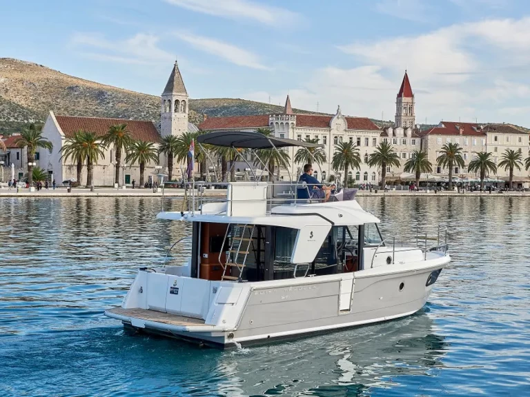 Pronájem Motorová loď Bénéteau s licencí